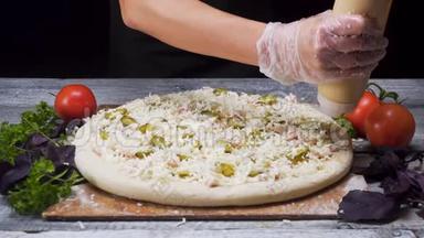 用白色橡胶手套煮手，在<strong>披萨</strong>基地加入酱汁，烹饪理念。 框架。 准备<strong>手工披萨</strong>
